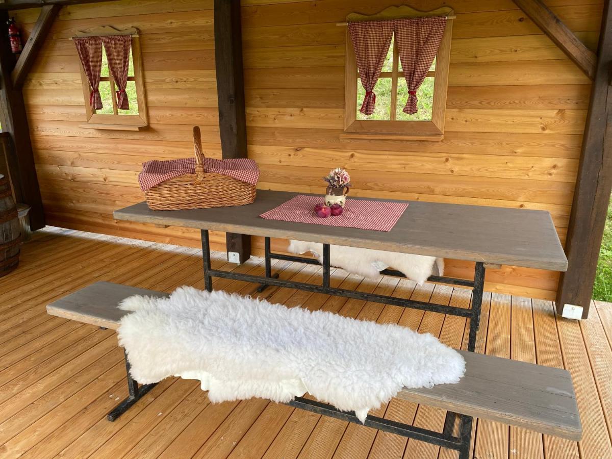 Willa Wooden Hut At Tourist Farm Artisek Store Zewnętrze zdjęcie