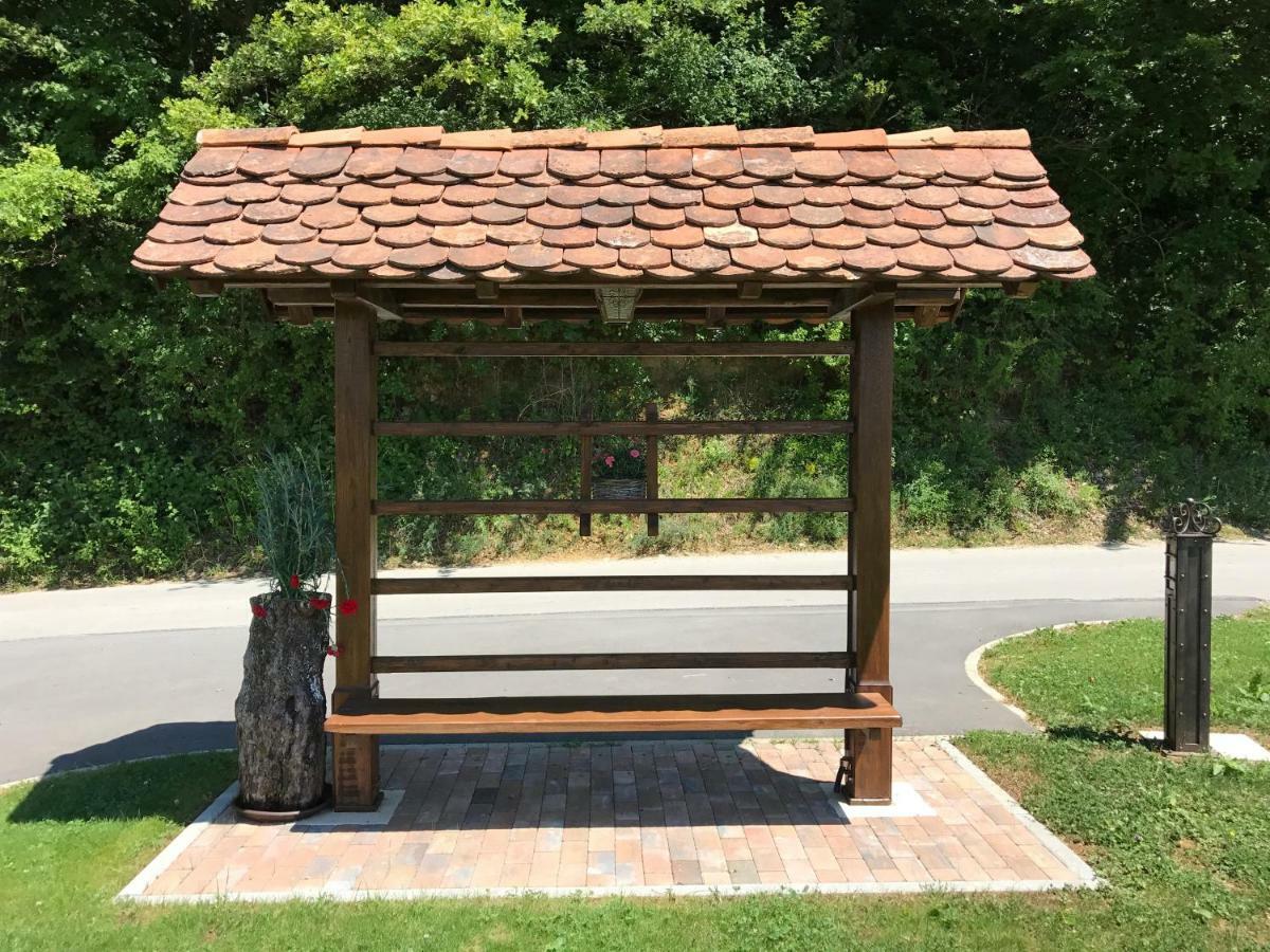Willa Wooden Hut At Tourist Farm Artisek Store Zewnętrze zdjęcie
